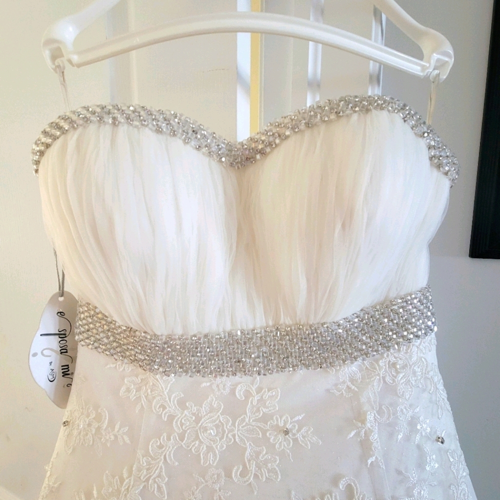 Beautiful ivory colour wedding dress size 38 or 6